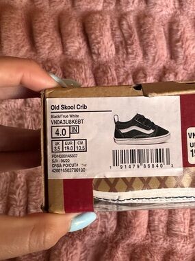 Vans Old Skool Crib Black and White Infant Sneakers - size 4